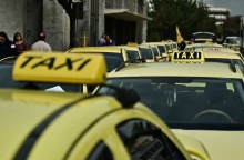 Ταξί σε σειρά σε δρόμο της Αθήνας