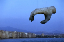 Σκηνή από την ταινία «Τοπίο στην ομίχλη» του Θεόδωρου Αγγελόπουλου - Στο βάθος διακρίνεται ο Λευκός Πύργος