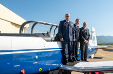 Από αριστερά προς δεξιά: o Υποπτέραρχος (Ι) Γεώργιος Βαγενάς, Διοικητής της Διοίκησης Αεροπορικής Εκπαίδευσης (ΔΑΕ) της Ελληνικής Πολεμικής Αεροπορίας, o Ταξίαρχος ε.α. Γιαΐρ Κουλάς, Eπικεφαλής της Διεύθυνσης Διεθνούς Αμυντικής Συνεργασίας (SIBAT), Μπεζχαλέλ Μάχλις, Πρόεδρος και Διευθύνων Σύμβουλος, Elbit Systems