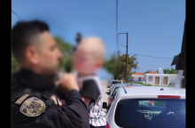 Στην αγκαλιά αστυνομικού το αγοράκι που απεγκλωβίστηκε από το κλειδωμένο αυτοκίνητο στη Ζάκυνθο