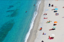 Λουόμενοι στην παραλία