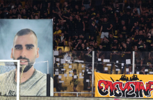 Η αφίσα του Μιχάλη Κατσουρή ανηρτημένη στο γήπεδο 