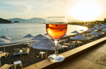 6 κρασιά και αποστάγματα με τη γεύση του Αιγαίου