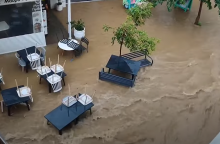 Πλημμυρισμένοι δρόμοι στη Σκιάθο και ορμητικά νερά που τρέχουν στους δρόμους