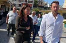 Η Δ. Μιχαηλίδου υποδέχθηκε στο σχολείο ΑμεΑ τον Στ. Κασσελάκη αλλά εκείνος την έκοψε από το βίντεό του