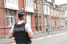 Γαλλία: Λήξη συναγερμού μετά την απειλή για βόμβα σε σχολείο - Είχε εκκενωθεί -  Καθηγητές και μαθητές άφηναν λουλούδια για τον νεκρό εκπαιδευτικό