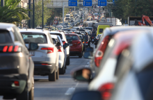 Αυτοκίνητα κολλημένα στην κίνηση σε δρόμο της Αθήνας