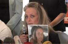 Η μητέρα της 21χρονης που βρίσκεται αιχμάλωτη από τη Χαμάς κρατά στα χέρια φωτογραφία της κόρης της και κάνει δηλώσεις στις κάμερες