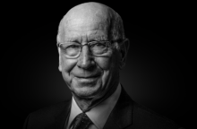 O Bobby Charlton, θρυλική μορφή του αγγλικού ποδοσφαίρου