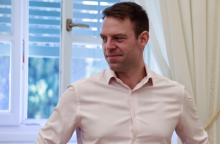 Συνέντευξη Κασσελάκη στον δρόμο: Αιχμές κατά Τσίπρα, Τσακαλώτου και άνοιγμα σε Αχτσιόγλου