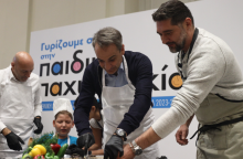 Ο Κυριάκος Μητσοτάκης μαγείρεψε υγιεινά με τον σεφ Πάνο Ιωαννίδη και έπαιξε μπάσκετ με τον Θοδωρή Παπαλουκά