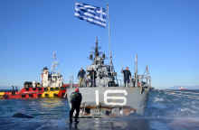 Σε επιχείρηση διάσωσης για το «Βέλος» - Δύτες καταγράφουν τις ζημιές