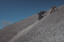 Το έργο της Ελένης Πανουκλιά "Ιάχη, ιαχή. Το πέρασμα", 2023. Περφόρμερ: Ειρήνη Μωραϊτέλλη και Σπύρος Ντόγκας