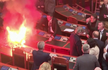 Φωτιά στα έδρανα του αλβανικού κοινοβουλίου