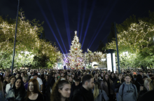 Φωταγωγήθηκε το χριστουγεννιάτικο δέντρο στην πλατεία Συντάγματος
