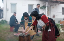 Στιγμιότυπο από την αναβίωση του εθίμου της γουρνοχαράς σε χωριό της Καρδίτσας
