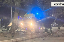 Συντρίμμια από τη σφοδρή σύγκρουση αυτοκινήτου σε δέντρο στην Ξάνθη - Νεκρός ο 18χρονος οδηγός