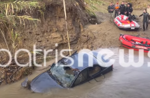 Η στιγμή της ανάσυρσης του αυτοκινήτου που παρασύρθηκε μαζί με τους επιβάτες του από χείμαρρο στο Πλουτοχώρι Ηλείας