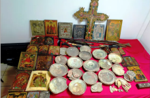 Αρχαία αντικείμενα, εικόνες και όπλα κατάσχεσαν οι αρχές από το σπίτι 70χρονης στη Θεσσαλονίκη