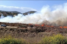 Εικόνα από τη φωτιά που ξέσπασε σε υπαίθριο χώρο στο Λαύριο