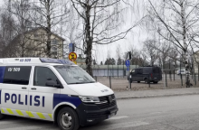 Περιπολικό έξω από το σχολείο όπου έγινε το περιστατικό με τους πυροβολισμούς στη Φινλανδία