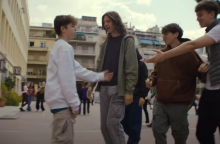 Στιγμιότυπο από το σποτ για το bullying στα σχολεία όπου παιδιά κινούνται απειλητικά προς το μέρος συμμαθητή τους