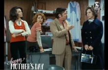 Σκηνή από την ταινία «30 γυναίκες κι εγώ» με τον Κώστα Βουτσά και τη «μητέρα» του