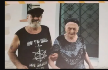 Η γηραιότερη γυναίκα στην Ελλάδα σε παλαιότερη φωτογραφία υποβασταζόμενη από έναν άνδρα με τσιγάρο στα χείλη