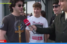 Μαθητής με κρεμασμένο μεγάλο σταυρό στο στήθος