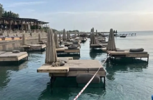 Ξαπλώστρες μέσα στη θάλασσα