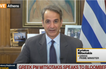 Ο Κυριάκος Μητσοτάκης μίλησε το πρωί της Τετάρτης στο Bloomberg από το γραφείο του στο Μέγαρο Μαξίμου