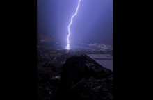 Σέριφος: Η στιγμή που κεραυνός χτυπά σκάφος 