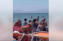 Ιταλία: Άγριο ξύλο σε παραλία για μία ξαπλώστρα