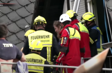 Διασώστες κατά την επιχείρηση απεγκλωβισμού πολιτών μετά την κατάρρευση σε μικρό ξενοδοχείο στη Γερμανία