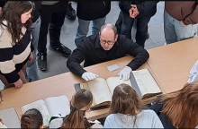 Καθηγητές και μαθητές σχολείου προσπαθούν να αποκυρύξουν τον Χίτλερ από επίτιμο δημότη