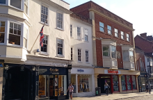 Γκίλντφορντ, μια πόλη στην Αγγλία «ούτε πολύ μικρή, ούτε πολύ μεγάλη»