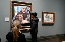 Ακτιβιστές κόλλησαν φωτογραφία μάνας και παιδιού από τη Γάζα σε πίνακα του Πικάσο