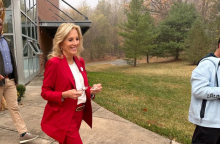 Εκλογές ΗΠΑ 2024: Στα κόκκινα η Τζιλ Μπάιντεν - Γιατί όλοι μιλούν σήμερα για το ντύσιμό της