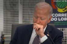 Ο Τζο Μπάιντεν ...ξεκούρασε τα μάτια του κατά τη διάρκεια διεθνούς διάσκεψης στην Αφρική