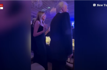 Ντόναλντ και Μελάνια Τραμπ τραγουδούν και χορεύουν «YMCA» σε πρωτοχρονιάτικο πάρτι