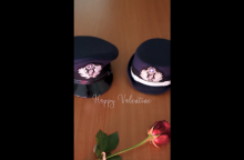 Πηλίκια αστυνομικού και κόκκινο τριαντάφυλλο