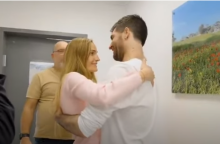 Ο Ισραηλινός όμηρος απελευθερώθηκε και συνάντησε για πρώτη φορά το τρίτο του παιδί