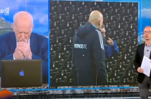 Ο Γιώργος Παπαδάκης πιάστηκε να ανάβει τσιγάρο στον τηλεοπτικό αέρα