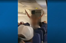 Επιβάτιδα σε κατάσταση αμόκ γδύθηκε και άρχισε να τρέχει στον διάδρομο αεροσκάφους πριν την απογείωση