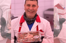 Ο κρεοπώλης Γιάννης Μαρόλης με το μαγειρίτσα kit 