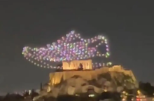 Στιγμιότυπο από το show με drone πάνω από την Ακρόπολη