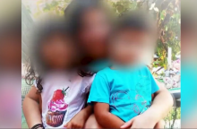 Μητέρα και τα δύο της παιδιά με κρυμμένα τα πρόσωπά τους