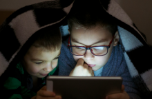 Ο κυβερνήτης του Τέξας υπογράφει νέο νόμο για την ασφάλεια των παιδιών στο διαδίκτυο