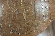 Μέγαρα: Όπλα, δεκάδες κοσμήματα και κάμερες: Συνελήφθη 23χρονη «θησαυροφύλακας» κυκλώματος