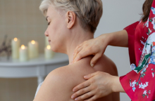 Εμμηνόπαυση και παγωμένος ώμος: Υπάρχει σύνδεση;